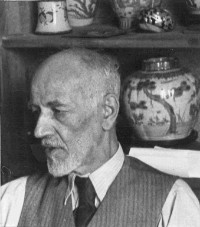 Paul Leschhorn in seinem Atelier (Datum unbekannt), im Hintergrund Vasen seiner ostasiatischen Kunstsammung